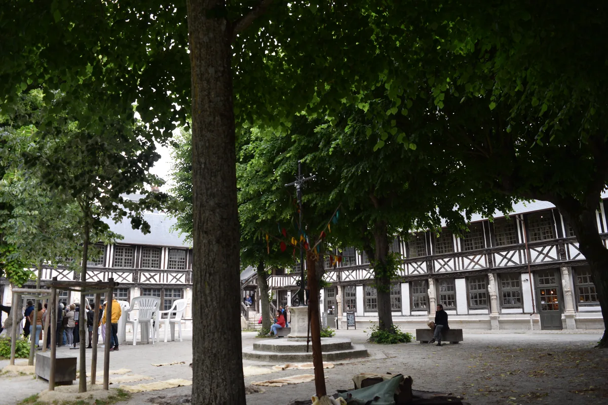 De binnenplaats met houten galerijen van de Aître Saint-Maclou in Rouen